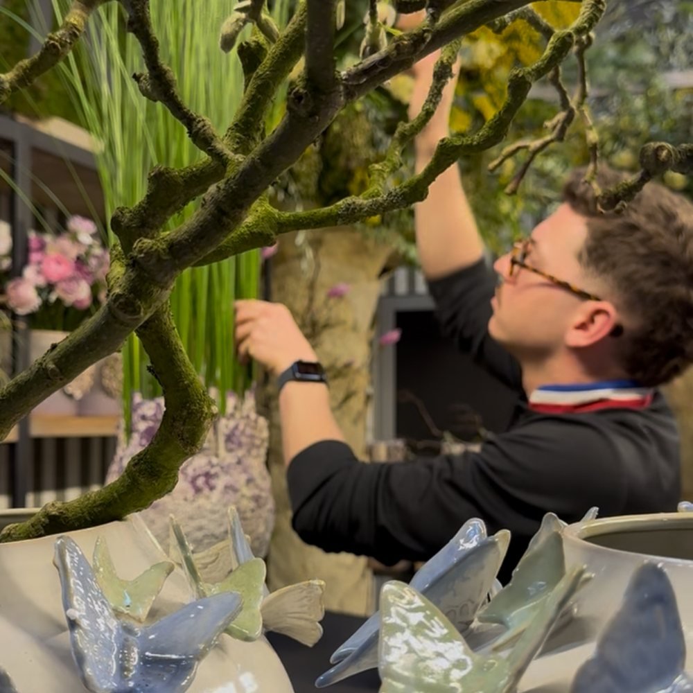 Geste précis sur une composition florale, coaching individuel
