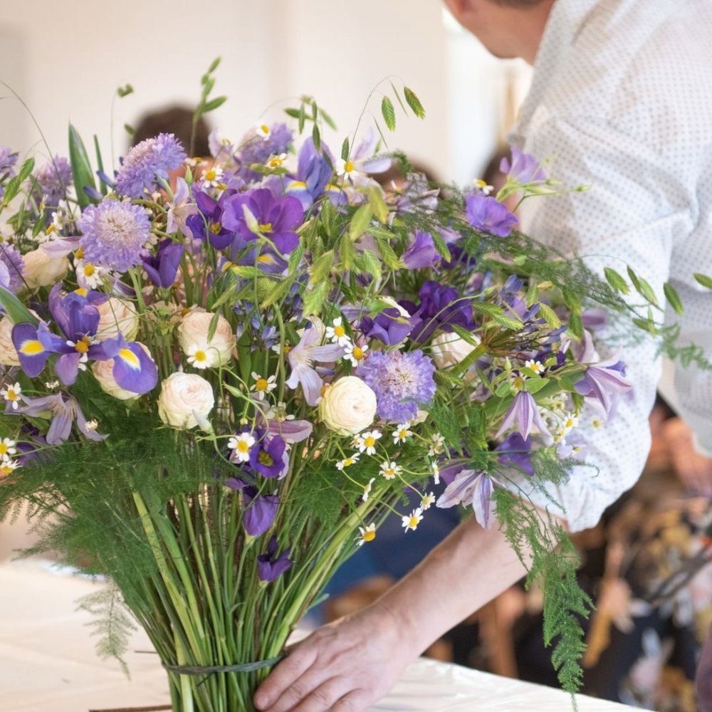 Démonstration de savoir-faire floral en atelier